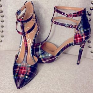 Beautiful plaid pair of pointed toe heels.